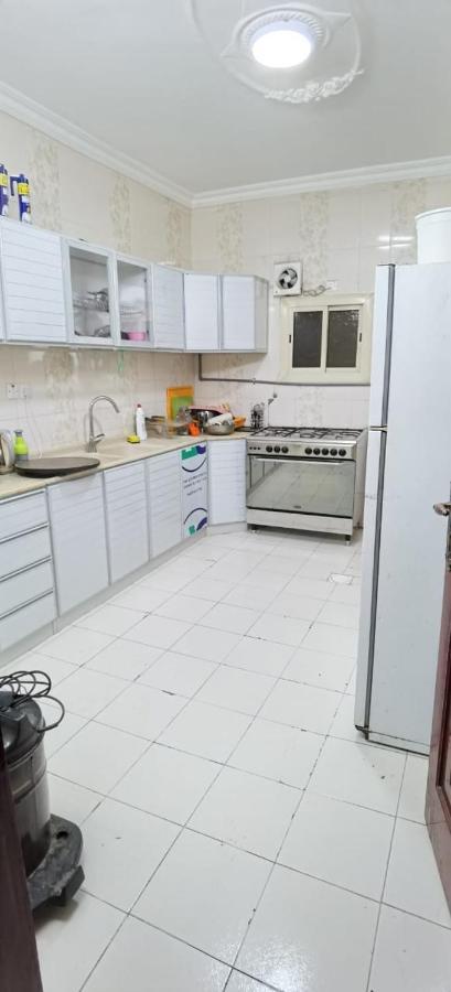 شقة عائلية -ليست فندقية- 8 دقائق بالسيارة للحرم أو قباء - 麦地那 外观 照片